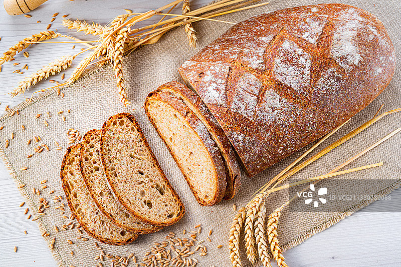 餐桌上摆放着小麦的面包高角度视图图片素材