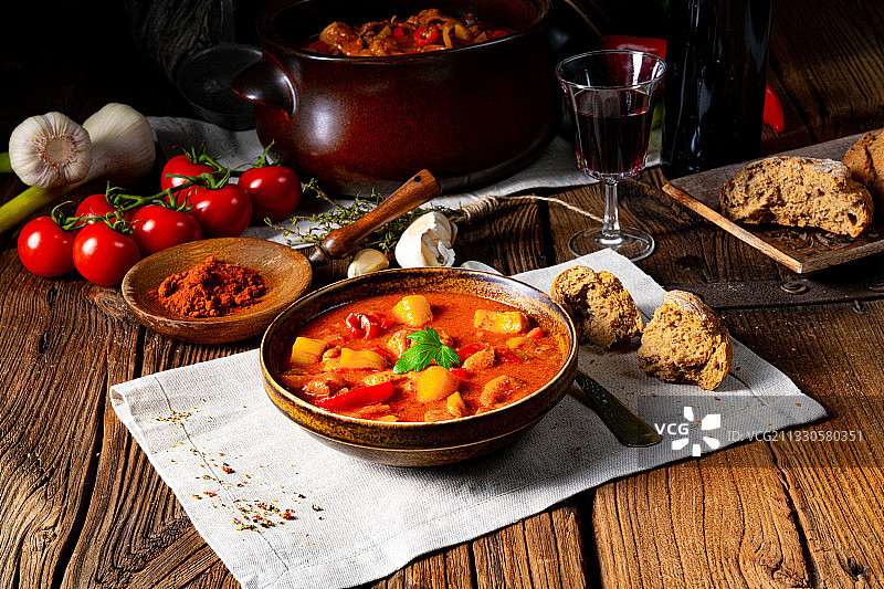 高角度的食物在桌子上图片素材