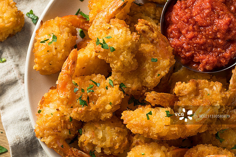 高角度的食物在盘子上的桌子图片素材