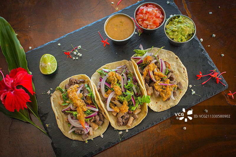 高角度的食物在桌子上图片素材