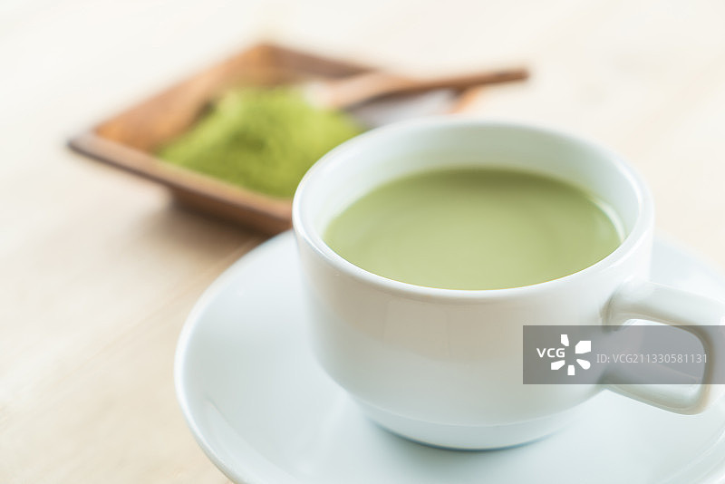 桌上的茶杯和茶叶特写图片素材