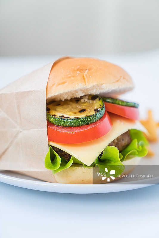 盘中汉堡特写图片素材