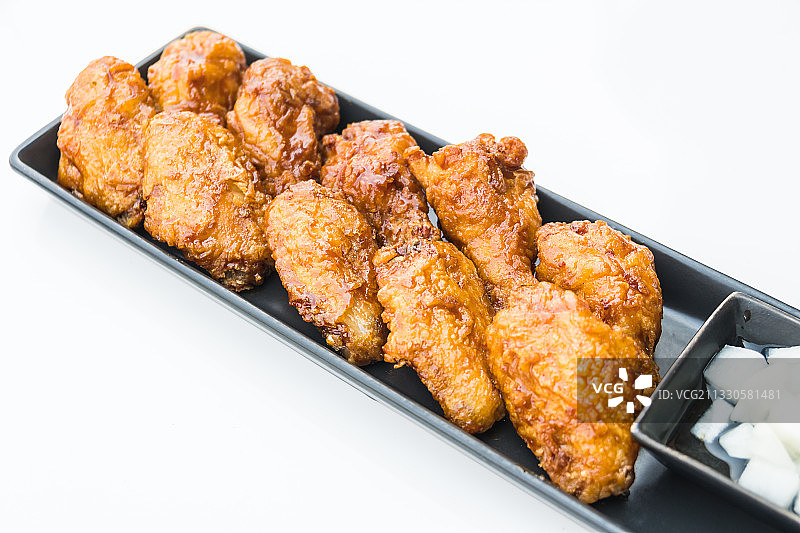 白色背景托盘里的炸鸡俯视图图片素材