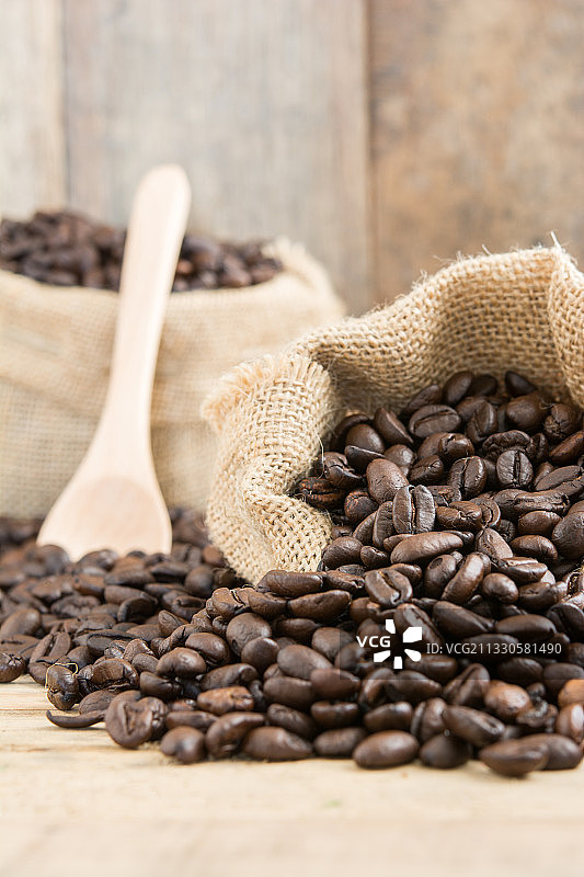 桌上麻袋里的烤咖啡豆特写图片素材