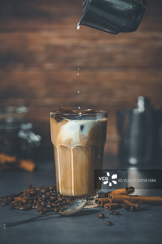 瑞典，桌子上倒入咖啡的杯子特写图片素材