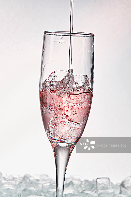 布满冰块的酒杯中的清凉葡萄味预调酒图片素材