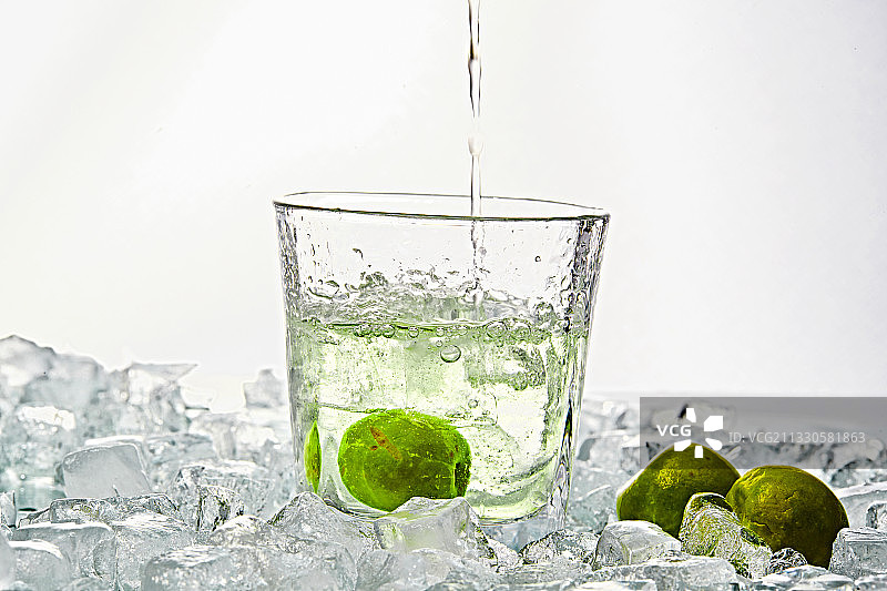 布满冰块的酒杯中的清凉梅子味预调酒图片素材