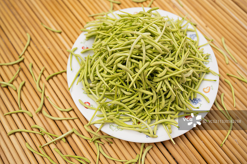 木盘上的绿色金银花图片素材