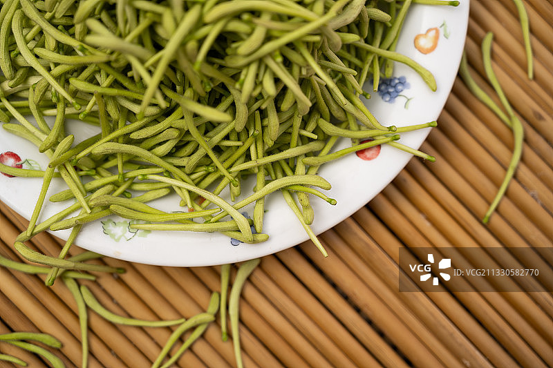 木盘上的绿色金银花图片素材