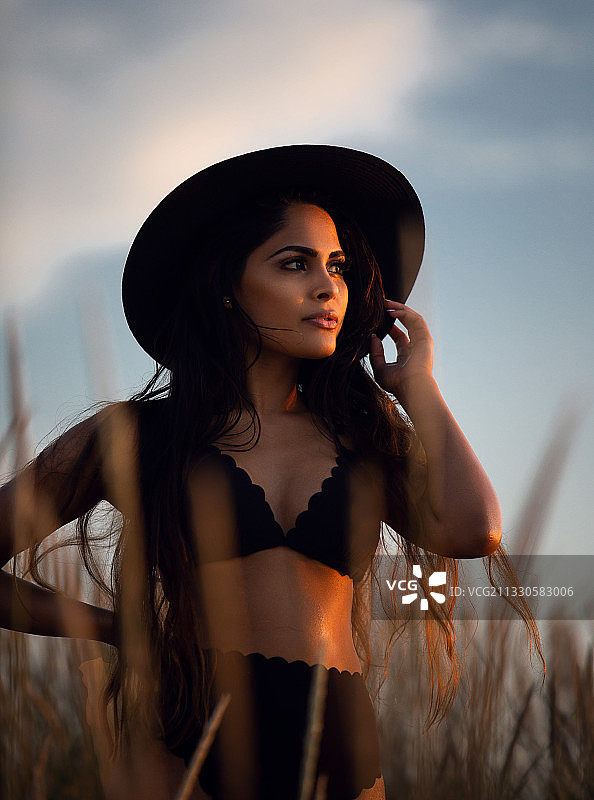 年轻女子站在丹麦奥胡斯的天空背景前图片素材