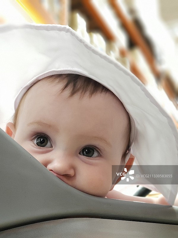 婴儿车里可爱男婴的特写图片素材