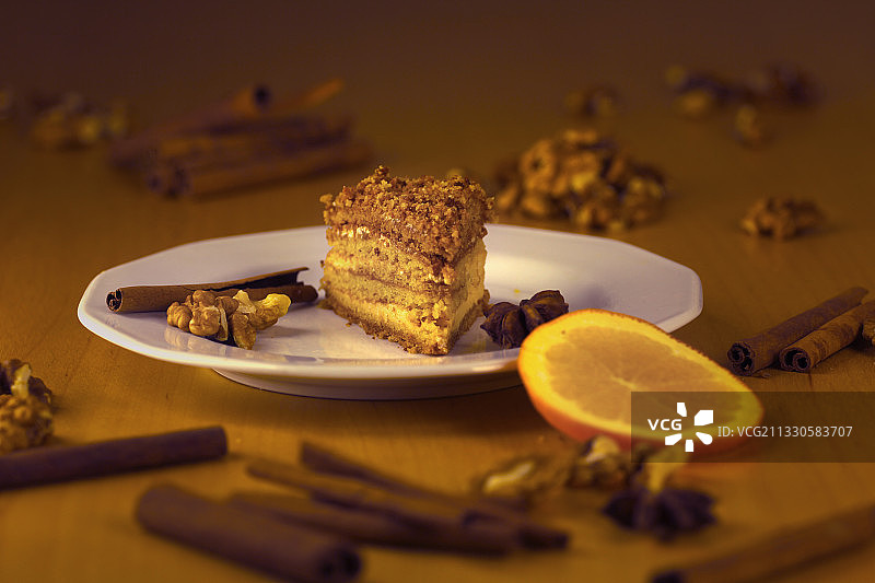 特写蛋糕在盘子上的桌子图片素材