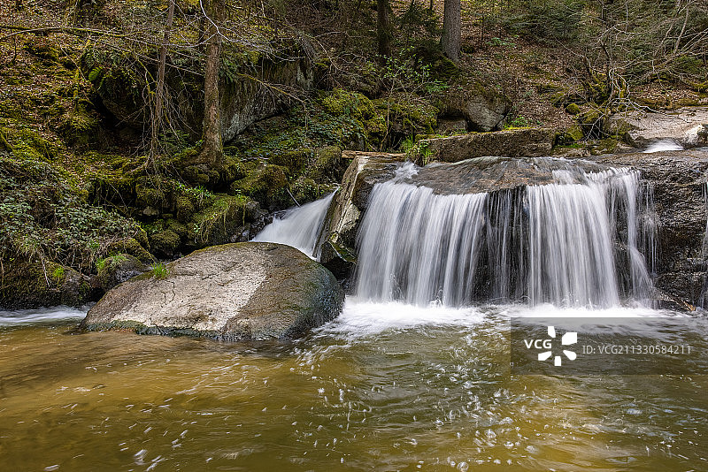 奥地利佩森巴赫塔尔森林瀑布风光图片素材