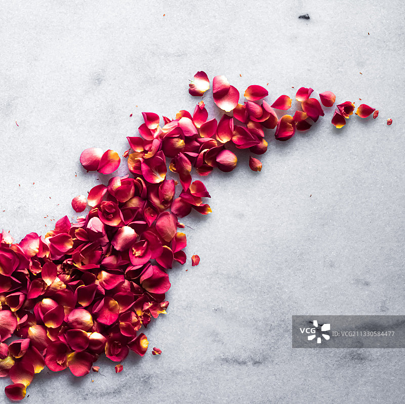 大理石上的红色玫瑰花瓣俯视图图片素材