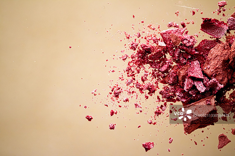 碎裂的化妆品、矿物有机眼影、腮红图片素材