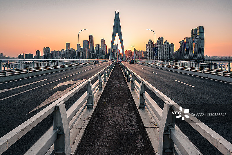 夕阳余晖下的重庆东水门长江大桥和渝中半岛城市天际线图片素材