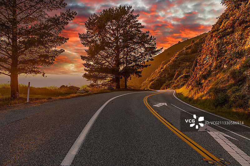 日落时分美国树林中的空旷道路图片素材