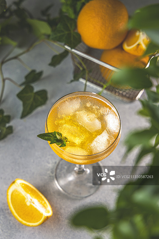 清爽橙色鸡尾酒香槟杯图片素材