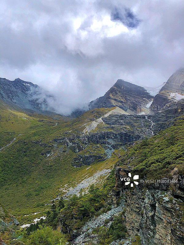 云雾遮挡的青山图片素材