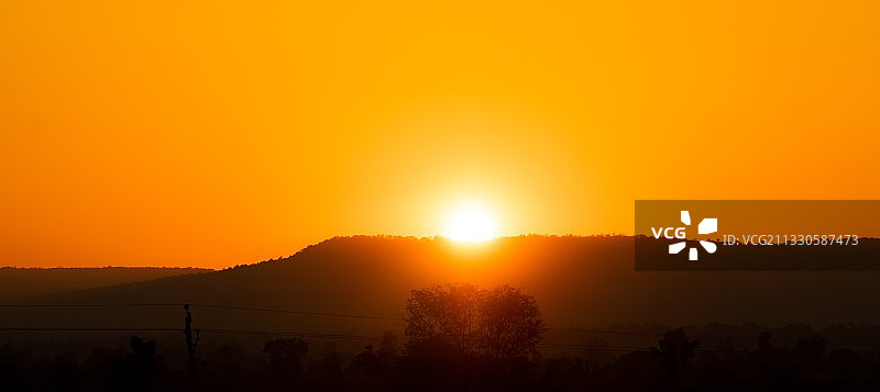 橙色天空下的风景剪影图片素材