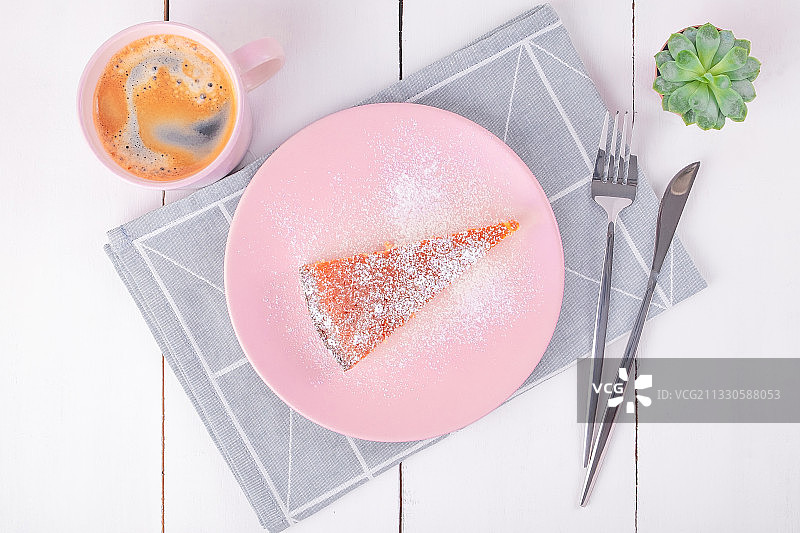 盘装甜点桌面俯视图，俄罗斯图片素材