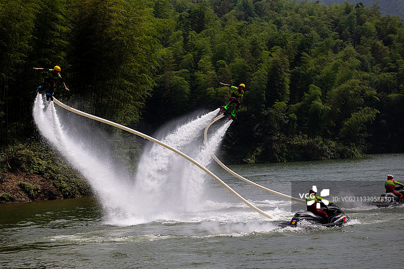 水上悬浮图片素材