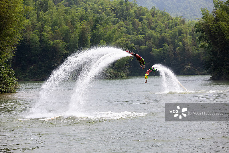 水上悬浮图片素材
