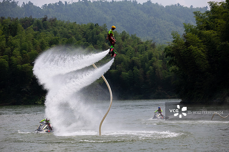 水上悬浮图片素材