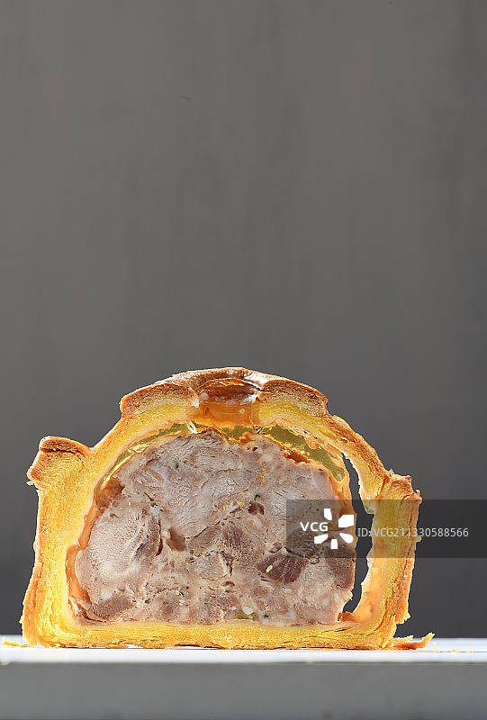 法国桌上盘中蛋糕特写图片素材