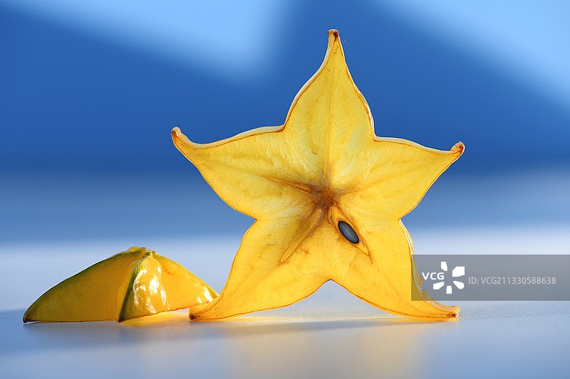 桌子上的黄色枫叶特写，法国图片素材