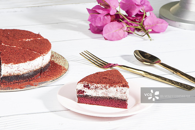 桌上盘中的蛋糕切片特写图片素材