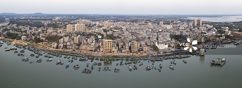 航拍海南海口文昌村落渔船停靠港口图片素材