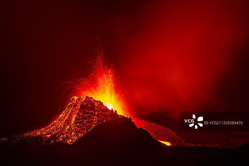 冰岛夜空下的熔岩景色图片素材
