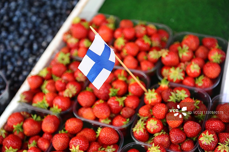 市场摊位上出售的草莓的俯视照片图片素材