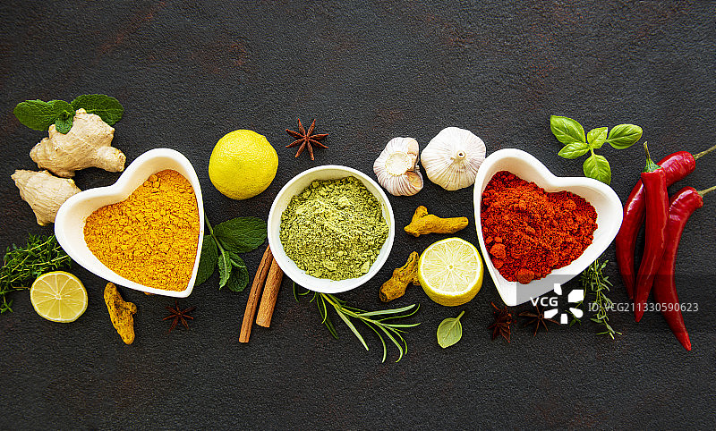 俯视拍摄的桌子上各种食材图片素材