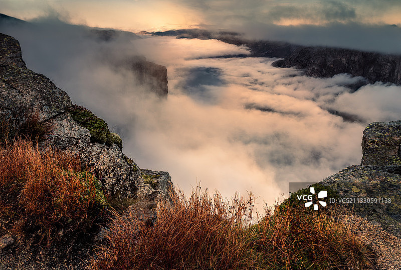 挪威桑内斯市谢拉格山日落时分山脉风光图片素材