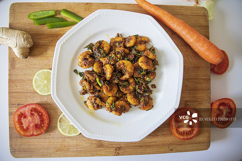 法国佩萨克：餐桌上的盘装食物俯视图图片素材