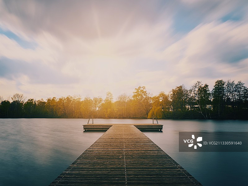 德国汉诺威日落时分的湖景风光图片素材