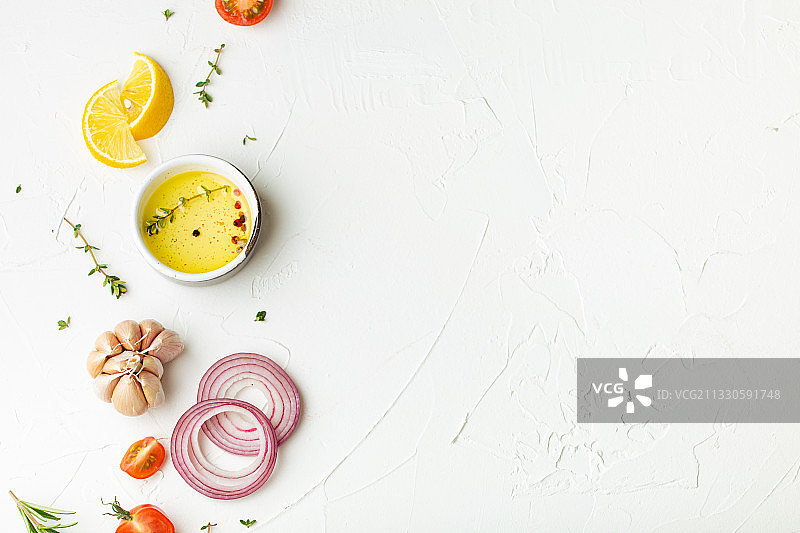 高角度的食物在桌子上图片素材