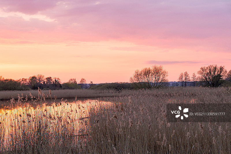 日落时湖泊的风景图片素材