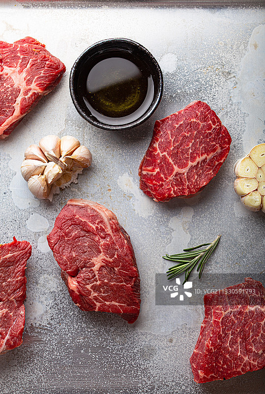 桌子上肉类的高角度视图图片素材