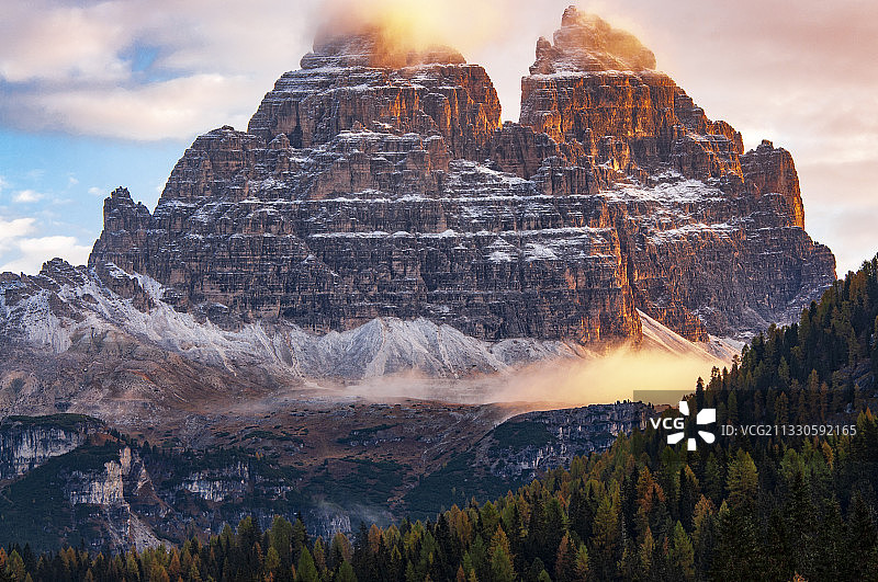 意大利拉瓦莱多三峰山日落美景图片素材