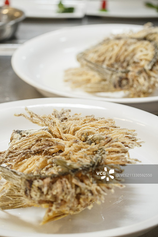 后厨制作中的半成品成品名菜金毛狮子鱼图片素材