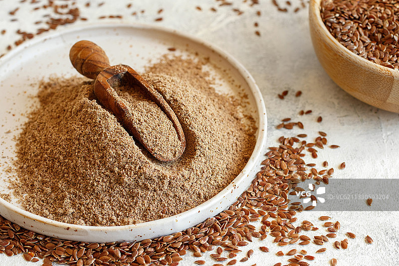 碗中研磨咖啡的高角度视图图片素材