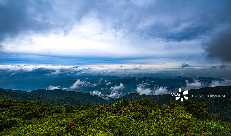 云 涌大围山图片素材