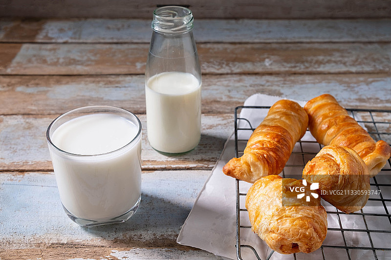 高视角的早餐在桌子上图片素材