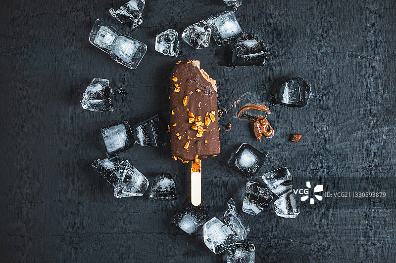 上的冰淇淋正上方图片素材