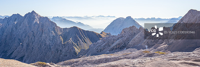 群山映衬天空的全景图片素材