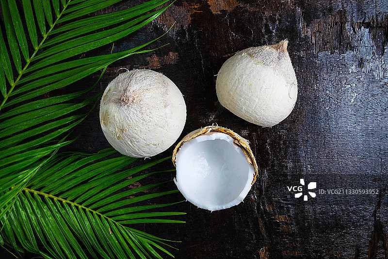 桌子上的椰子俯视图图片素材