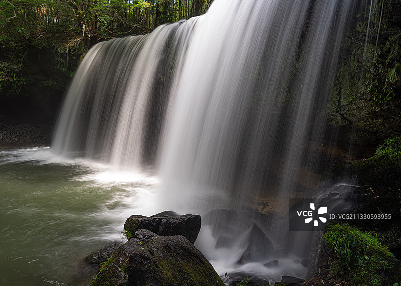森林瀑布美景图片素材